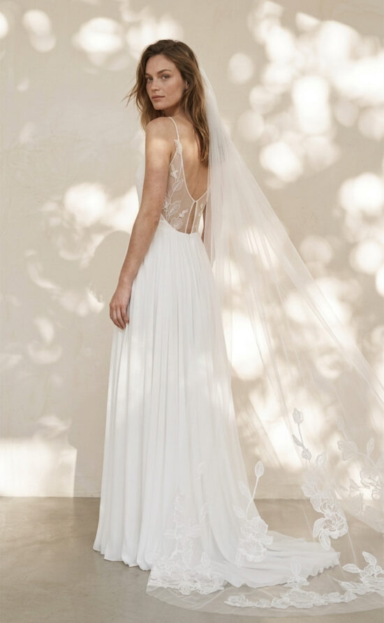 kisui Berlin Oui Brautkleid Vintage schöner Rücken rückenfrei, Spitze fließend, Schleier