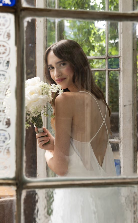 Fließendes Brautkleid mit schönem Rückenausschnitt von kisui Berlin