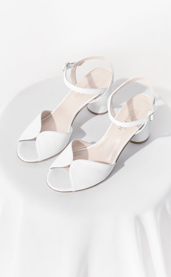 kisui Berlin Brautschuhe Sandale Sommerhochzeit Blockabsatz modern ivory