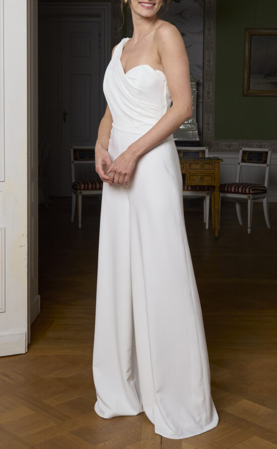 kisui Berlin Standesamt Outfit Braut Jumpsuit asymmetrisch ivory weites Bein
