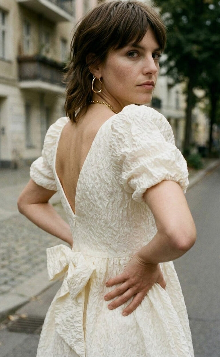 Kurzes Brautkleid mit Puffärmeln