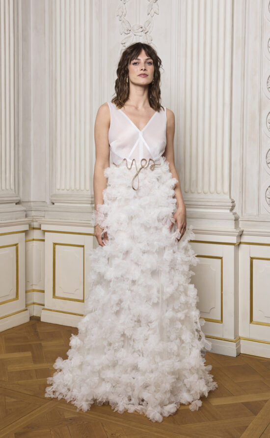 kisui Berlin modernes Brautkleid 3-D-Blüten Brautgürtel Modern Bridaldress Volume Flowers