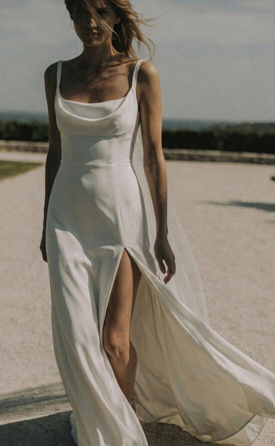 kisui Berlin modernes Seidenbrautkleid mit Schlitz Silk Wedding dress with Slit