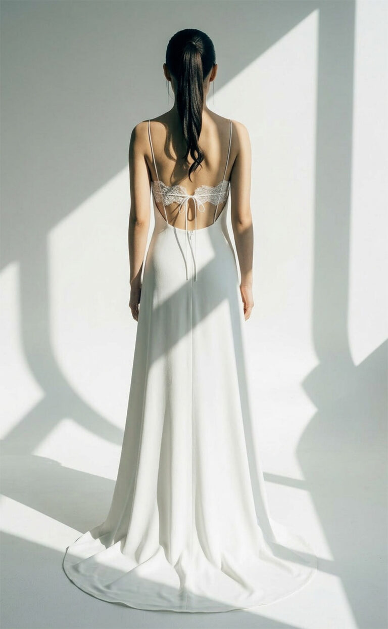Ama Lace – Schlichtes Brautkleid mit Chantilly-Spitze und Cut-out