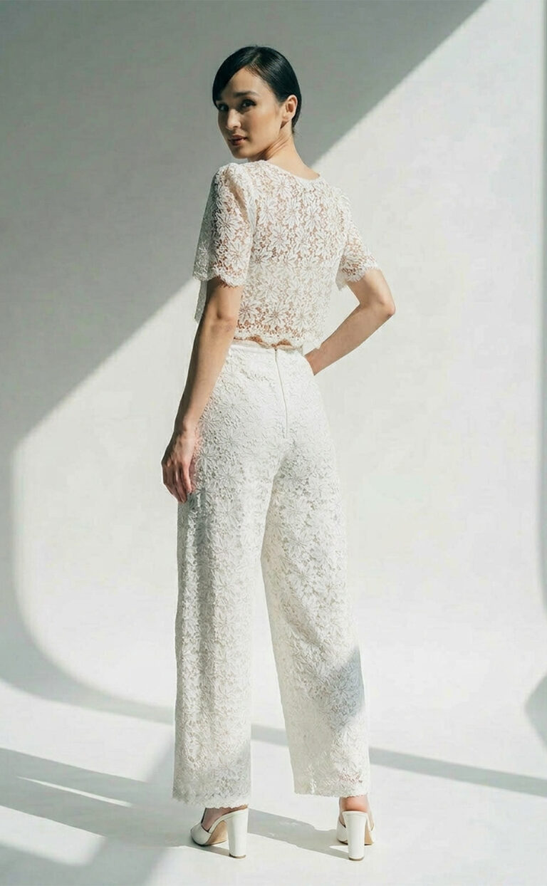 Fleur Lace Top & Neya Lace Hose – Moderner Braut-Hosenanzug aus französischer Baumwollspitze