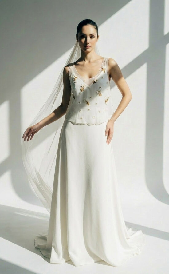 Neya Cecilia Top – Goldene Blüten auf feinem Seidengeorgette