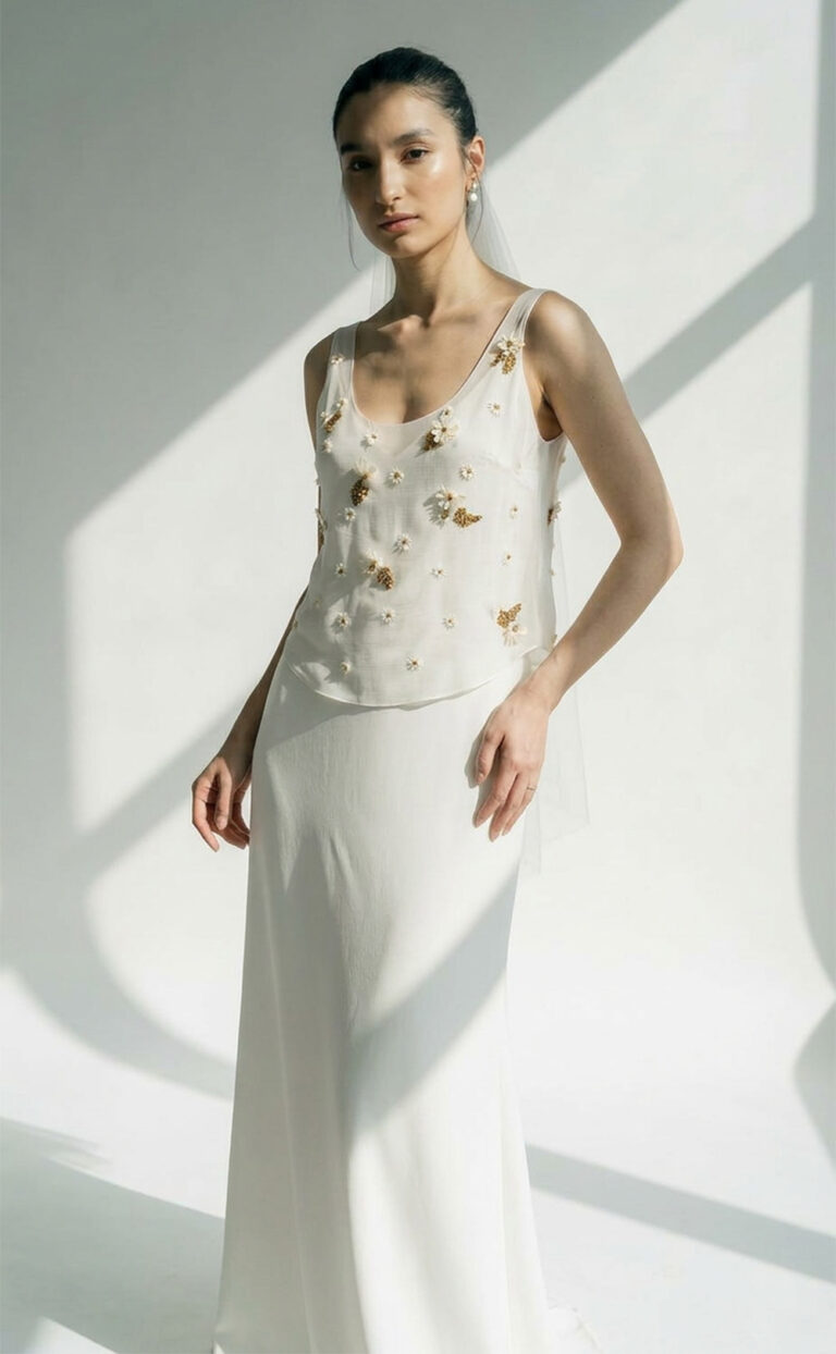 Neya Cecilia Top – Goldene Blüten auf feinem Seidengeorgette