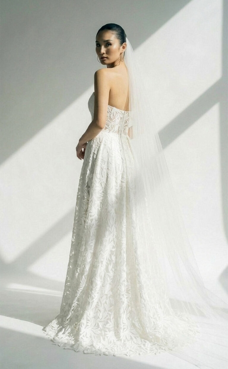 Renya – Modernes trägerloses Brautkleid aus floralem besticktem Tüll | kisui Berlin