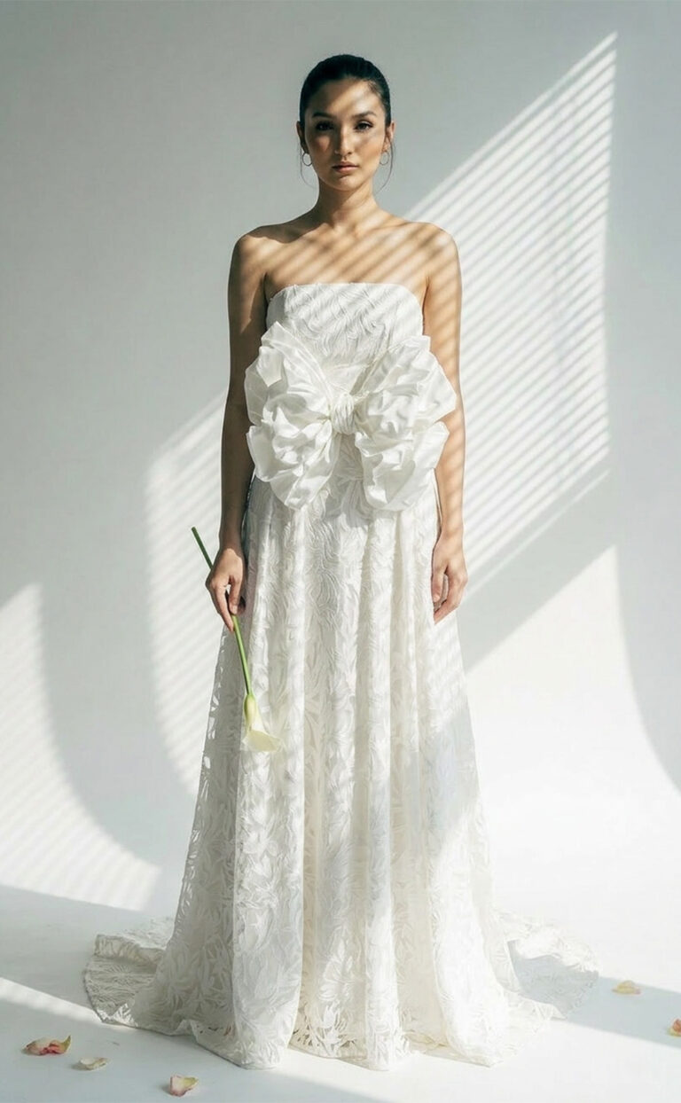 Renya – Modernes trägerloses Brautkleid aus floralem besticktem Tüll | kisui Berlin