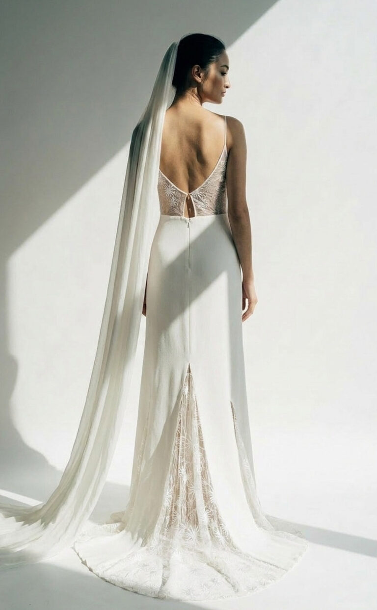 Soft Silk Star – Seidenbrautkleid mit floralen Spitzeneinsätzen