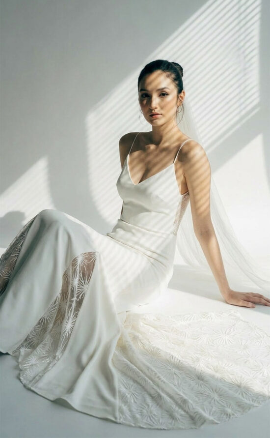 Soft Silk Star – Seidenbrautkleid mit floralen Spitzeneinsätzen