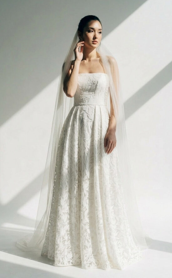 Renya - Modernes trägerloses Brautkleid aus floralem besticktem Tüll | kisui Berlin